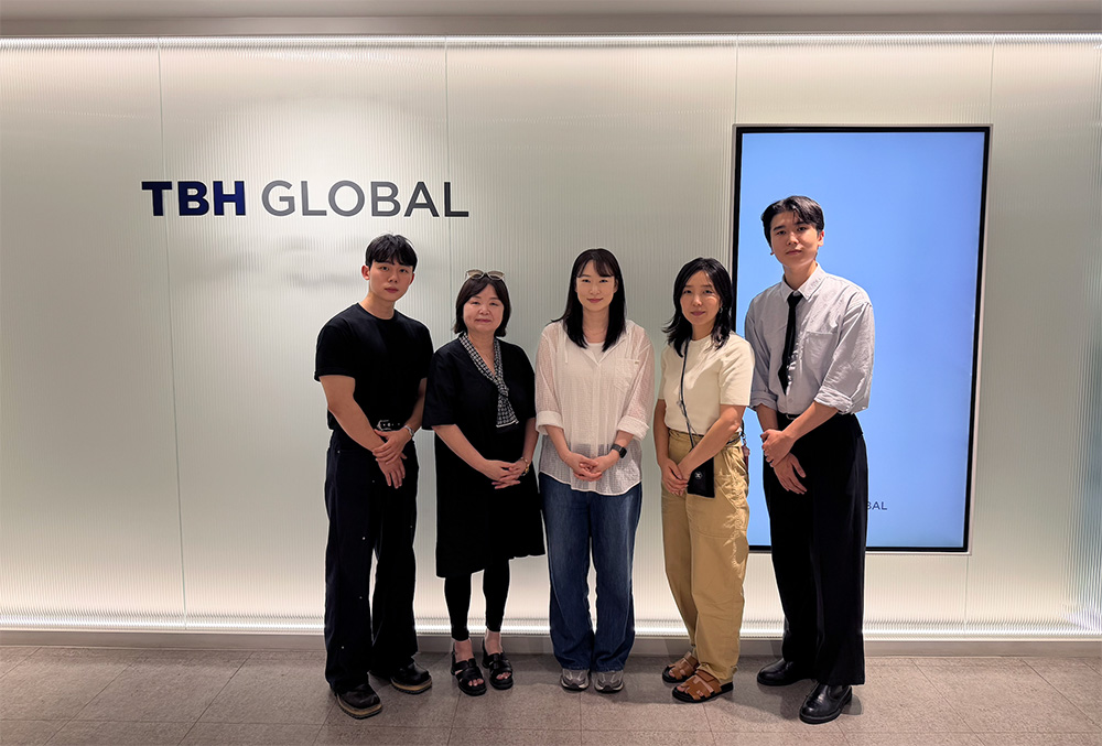 2026학년도 하계방학 TBH글로벌 현장실습에 참여한 패션디자인및브랜딩학과 지도교수, 참여 학생, 기업 관계자들이 기념촬영을 하고 있다.
