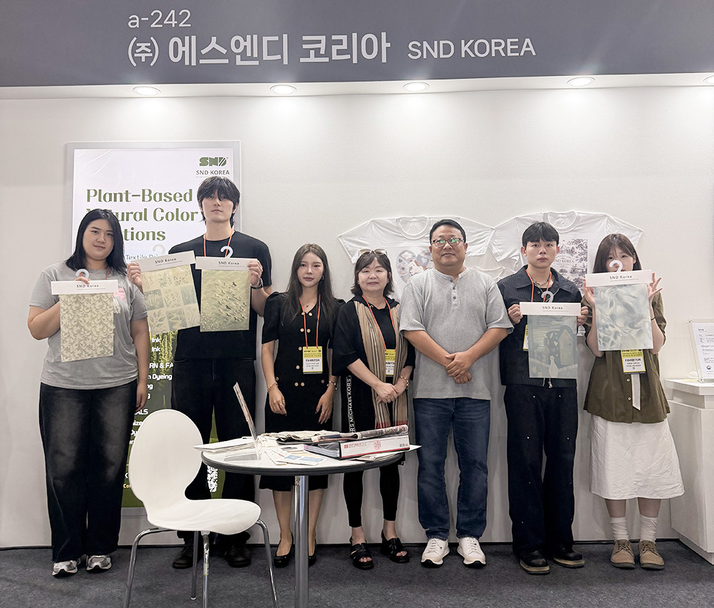‘프리뷰 인 서울 2026’ ㈜SND코리아 부스에서 공동개발 원단을 소개하는 김재홍 연구소장, 박혜숙 교수와 평택대학교 패션디자인및브랜딩학과 학생들